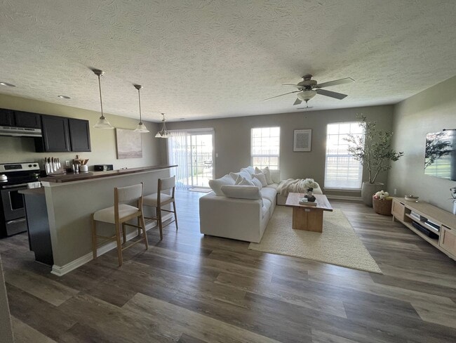 Building Photo - 3 Bedroom House and Fenced in Yard Availab...