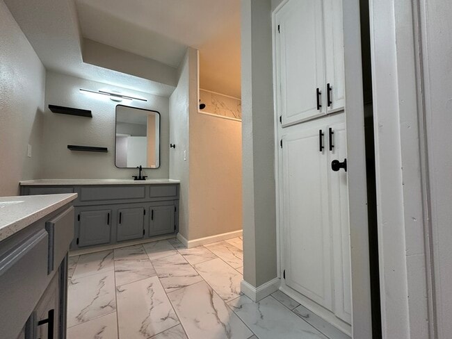 Building Photo - 8915 N Rockwell Dr