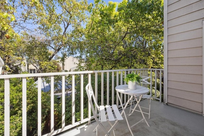 Building Photo - Delightful 3/3bth End-Unit Townhouse in Ce...