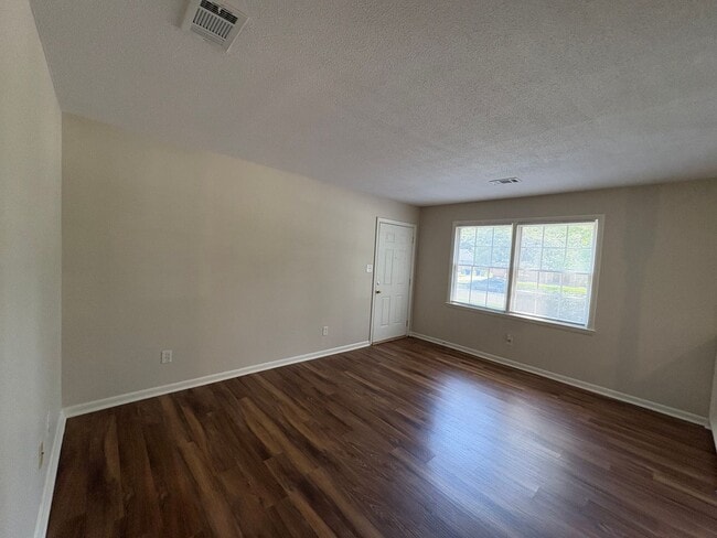 Building Photo - 2 Bedroom, 1 Bath Duplex Located in the Ce...