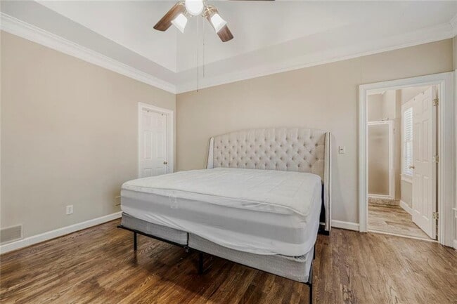 Building Photo - 1111 Lake Washington Dr NW