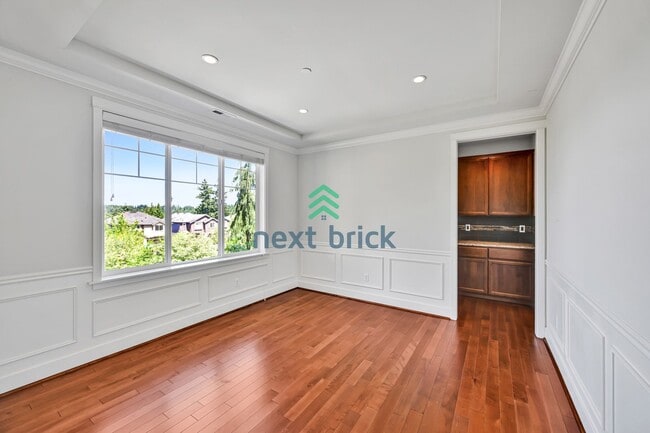 Building Photo - A spacious 4-bedroom+ 2 dens +Bonus Room a...