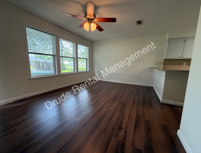 Building Photo - Cozy Charming Country Home