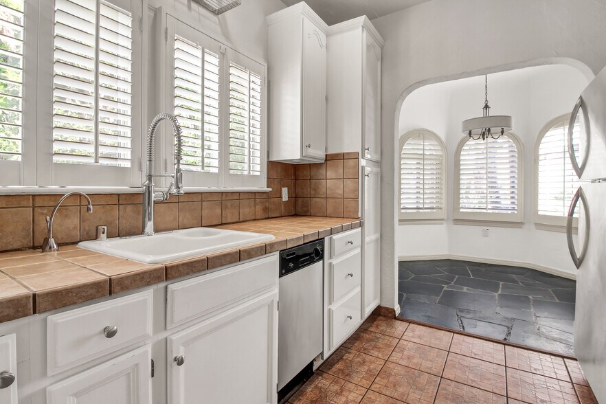 Building Photo - 123 N La Jolla Ave