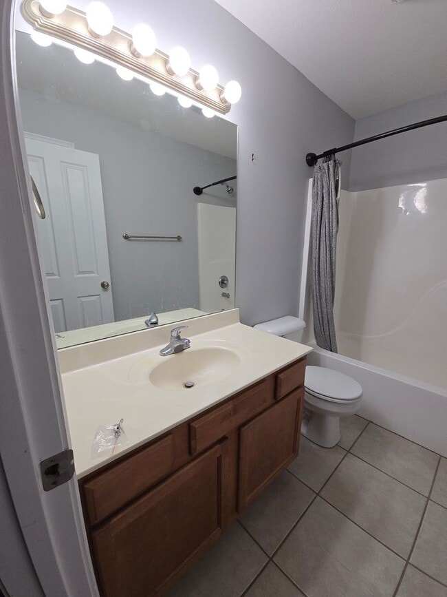 Building Photo - Updated 4 bed 2 bath Town House