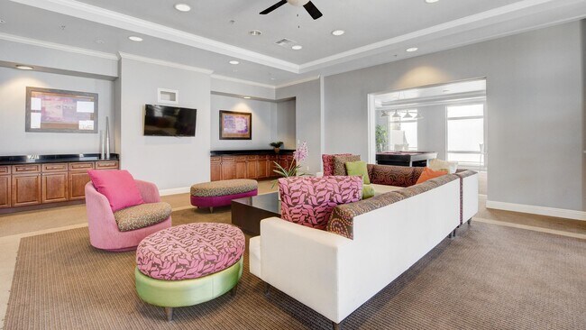 Building Photo - 818 E Flamingo Rd