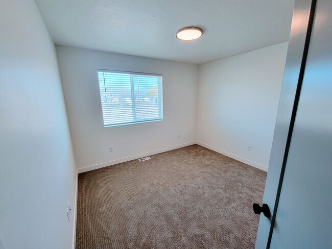 Building Photo - GET $1000 OFF THE FIRST MONTHS RENT!!!
