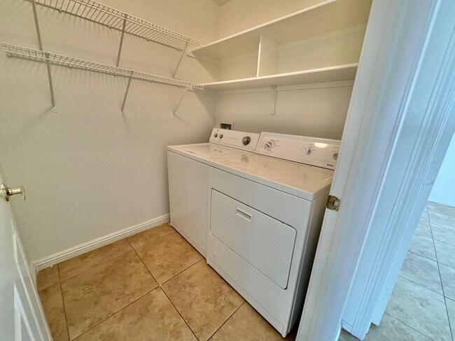 Building Photo - SPACIOUS 3 BEDROOM, 2 BATHROOM UPGRADED CO...