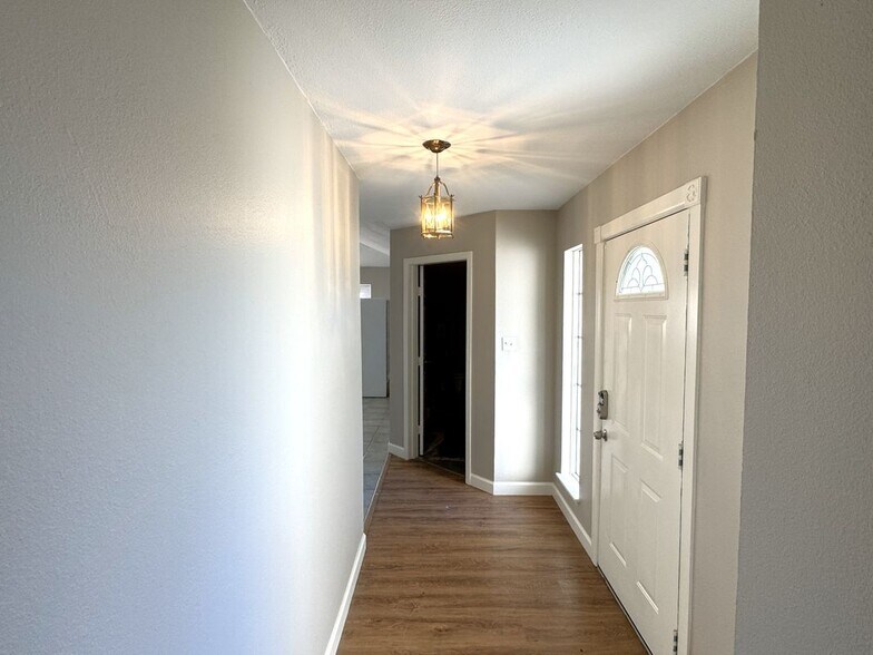 Building Photo - 114 Bluefield Dr