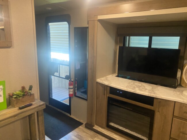 Building Photo - 3 Vía Ventana