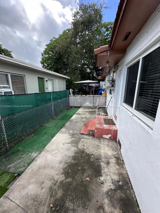 Building Photo - 600 SW 16th Ave