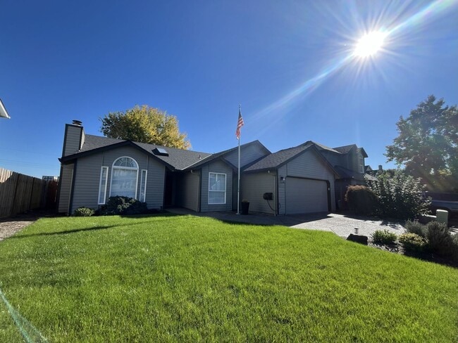 Building Photo - Beautiful Single-Level 3 Bedroom Home with Modern Kitchen and Open Floor Plan