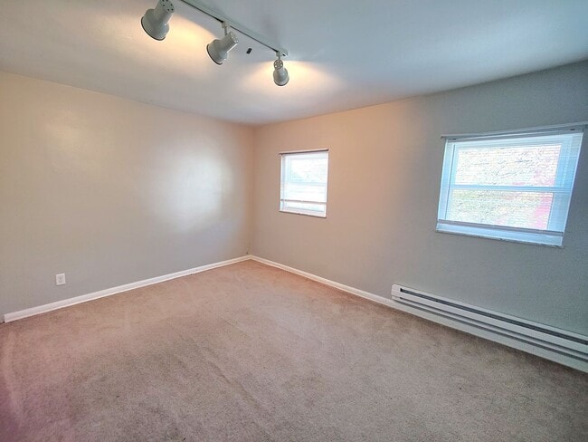Building Photo - *Spacious & Updated 2BD/2BA Single Family ...