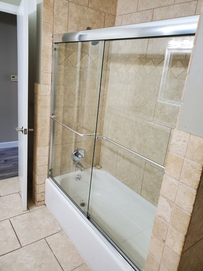 Building Photo - 4 Bed 2 bath newly remodeled