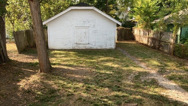 Building Photo - 338 Kenwood Ave