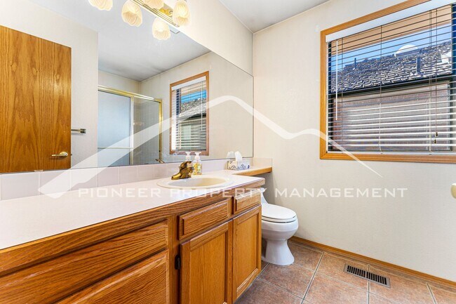Building Photo - Spacious Home with Central AC and Gas Fireplace