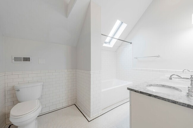 Building Photo - 1709 W Barry Ave