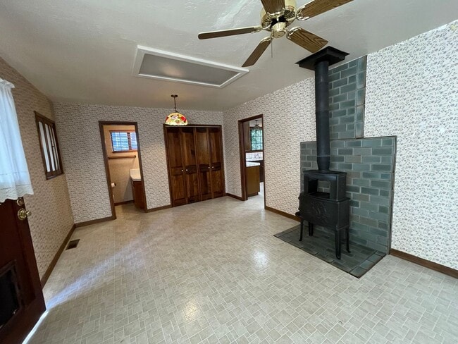 Building Photo - 535 Upham St