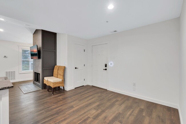 Building Photo - Fully Renovated One Bedroom Apartment on H...