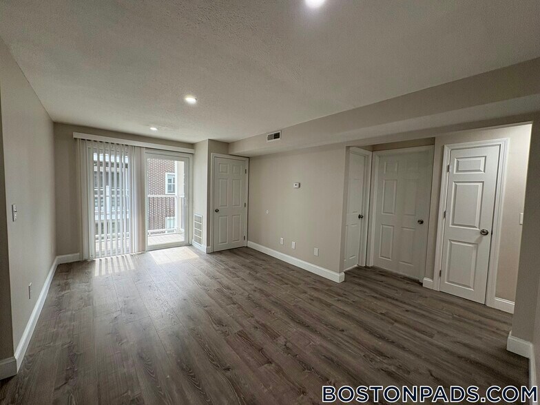 Building Photo - 25 Kenmar Dr