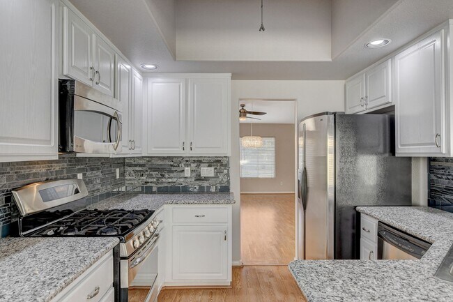 Building Photo - POOL House in Silverado Ranch!