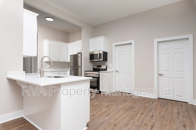 Building Photo - 9800 Golf Course Dr