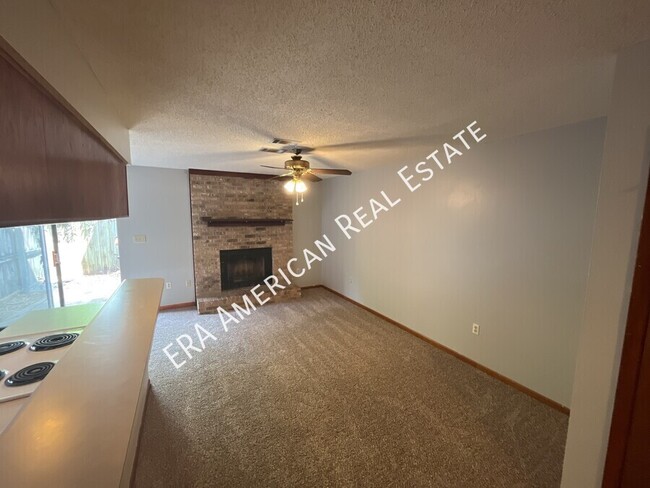 Building Photo - 2 bedroom townhome with fireplace!