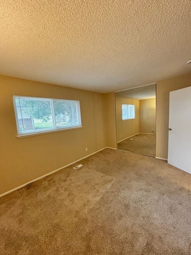 Building Photo - Beautifully Updated 2-Bedroom Townhome in ...