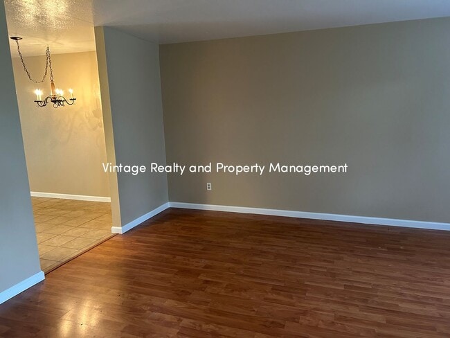 Building Photo - Back On The Rental Market Nice Cozy 3 Bedroom Half Plex Home!!!