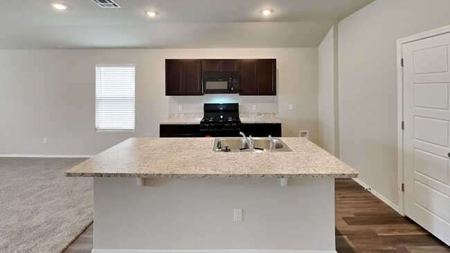 Building Photo - Very Nice 4 Bedroom 2 Bath Home in Yukon S...
