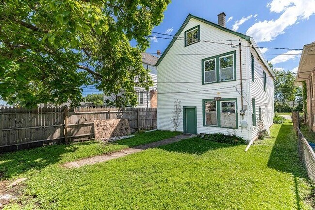 Building Photo - 2604 Schrage Ave