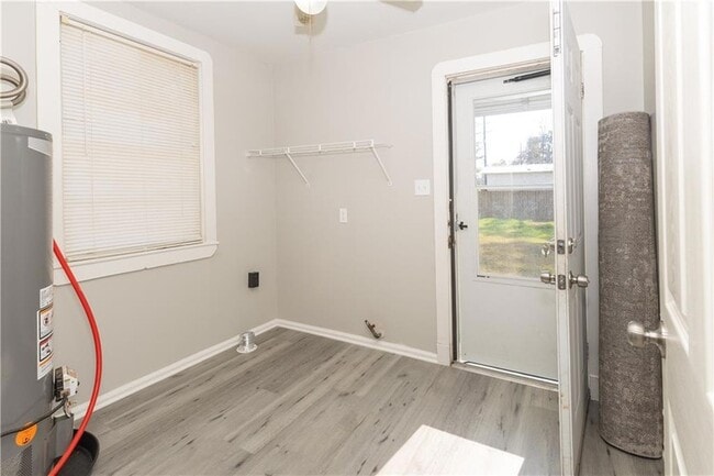 Building Photo - 558 Sunset Dr