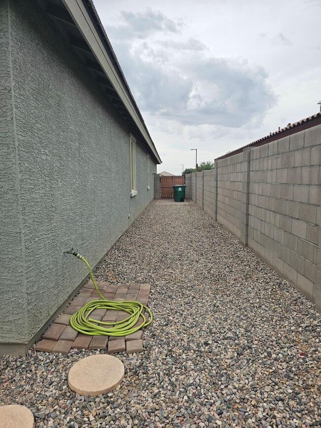 Building Photo - 15092 W Portland St