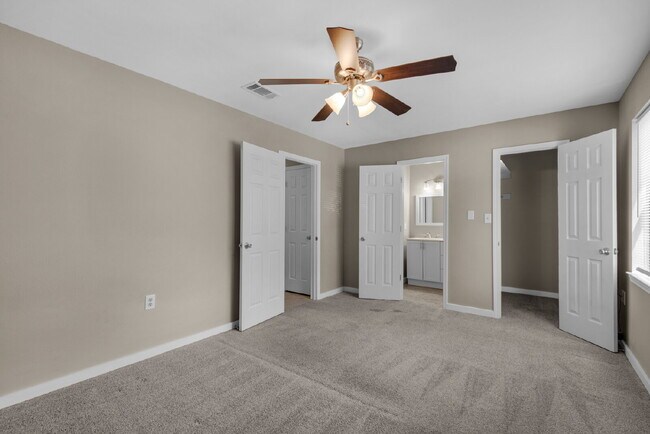 Building Photo - "Charming 2-Bed Townhouse Oasis in Shalimar !"