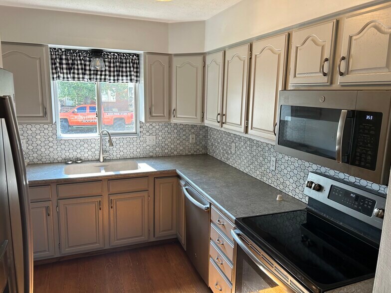 Building Photo - 409 S Madison St