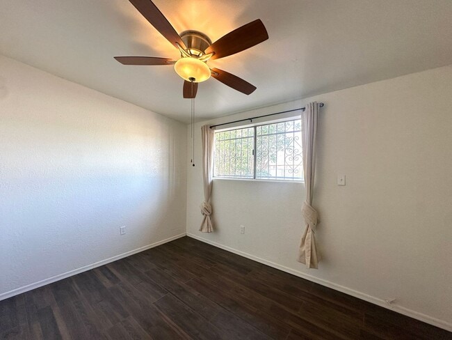 Building Photo - 2 Bedroom Renovate House! Large Yard and C...