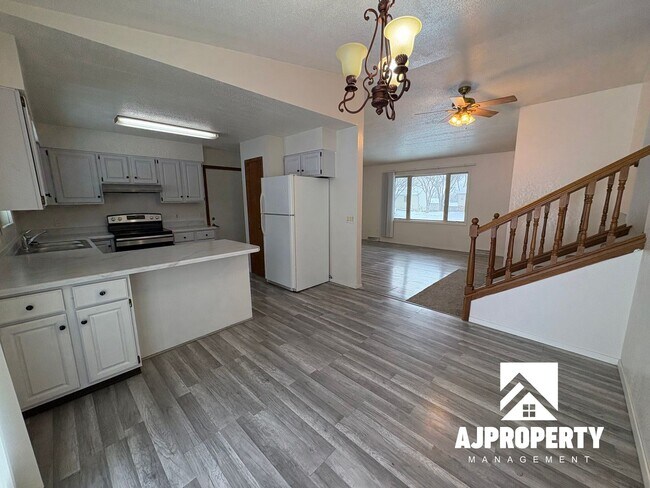 Building Photo - 5801 W Coughran Ct