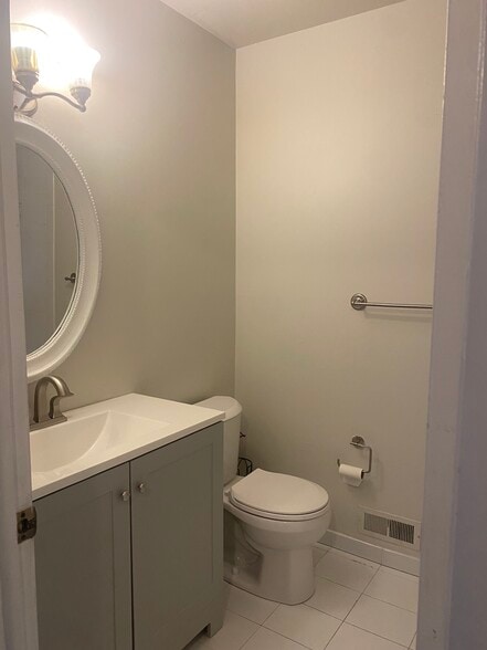 Full bath - 1424 Boxwood Dr