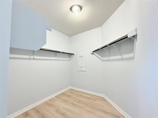 Building Photo - 306 Naset Dr