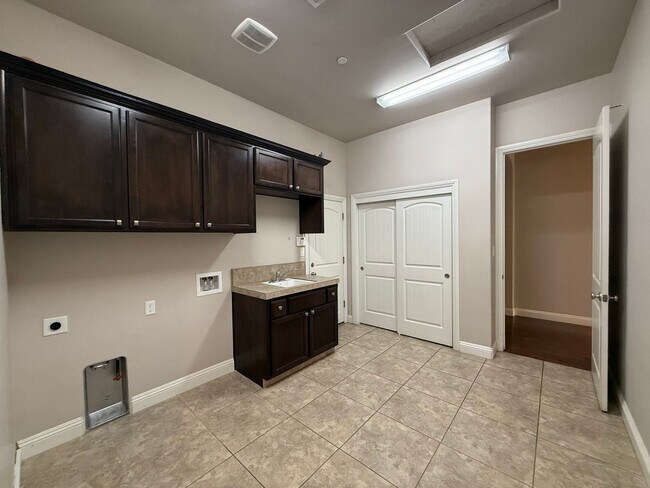 Building Photo - Beautiful 4 Bedroom + Office Home in Grand Island!