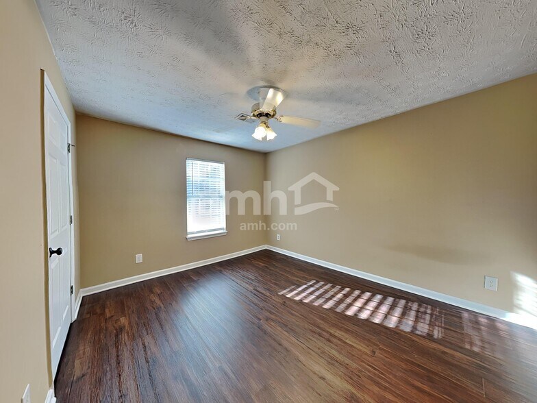 Building Photo - 685 Oxford Hall Dr SW