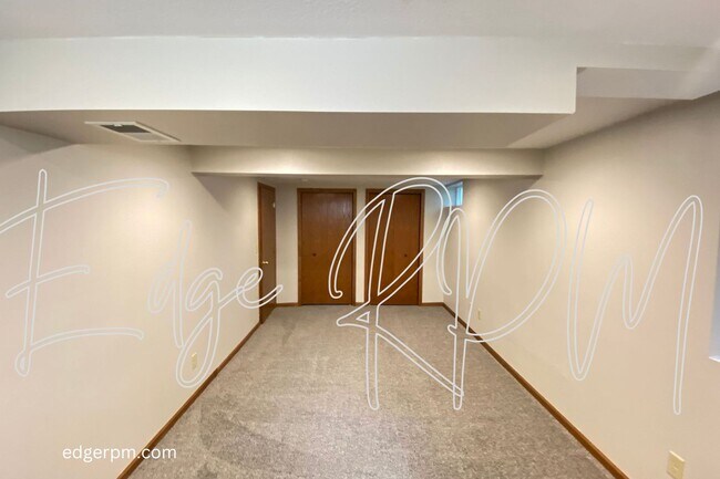 Building Photo - 3 BEDROOM 2 BATH DUPLEX Short Term Leasing!