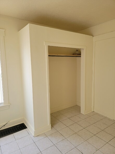Building Photo - 427 New Brunswick Ave