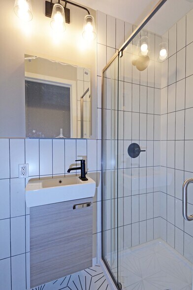 Second bathroom - 2838 Kenwood Isles Dr
