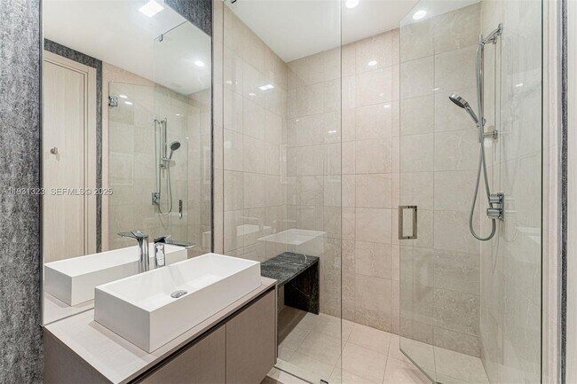 Building Photo - 1000 Brickell Plaza