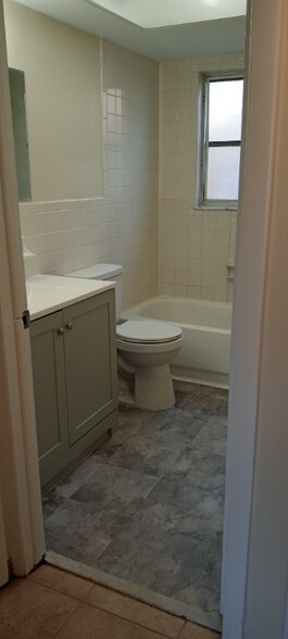 Building Photo - 411 S Nimbus Ave