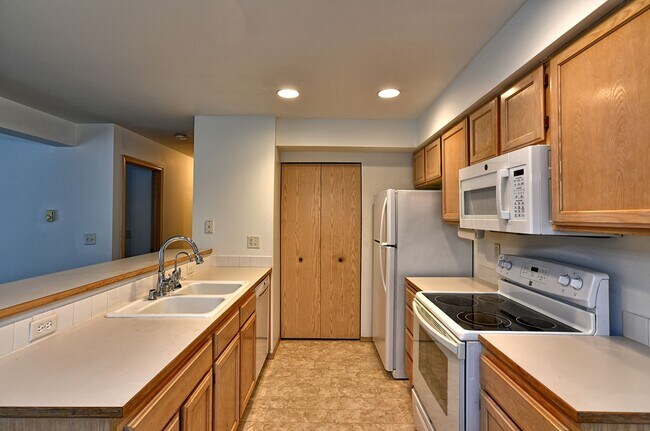 Building Photo - Charming 2-Bedroom Ground-Level Home in Qu...