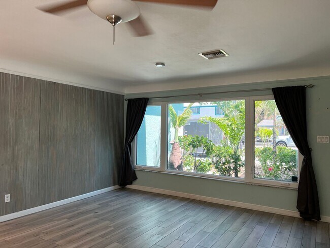 Building Photo - Spacious 3 Bedroom 2 Bath with Pool 2 Blocks from the Beach