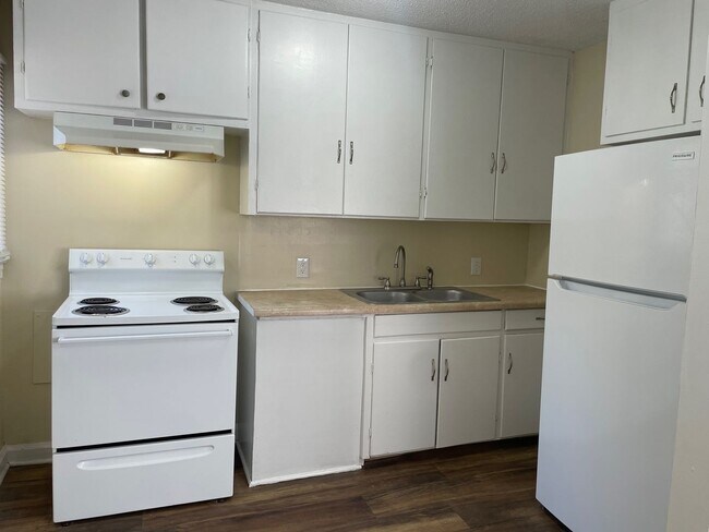 Building Photo - 2 bed, 1 bath located in High Point!