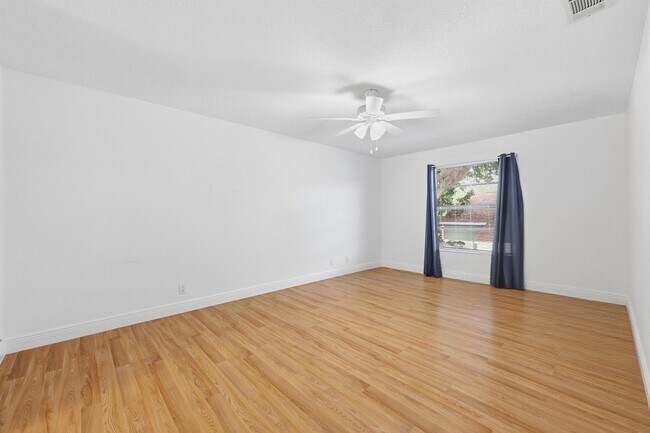 Building Photo - 301 Lakewood Dr